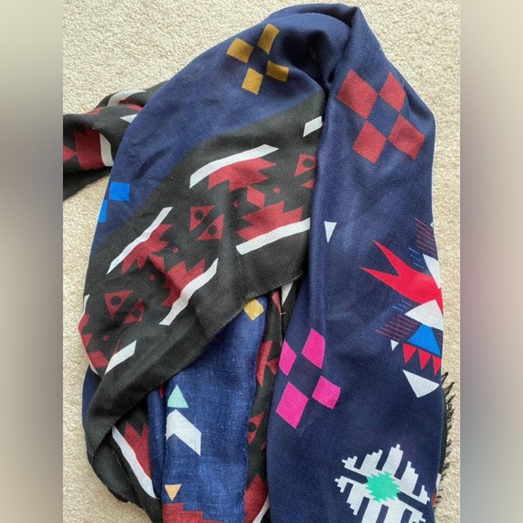 Aztec print rectangular scarf - Picture 3 of 3